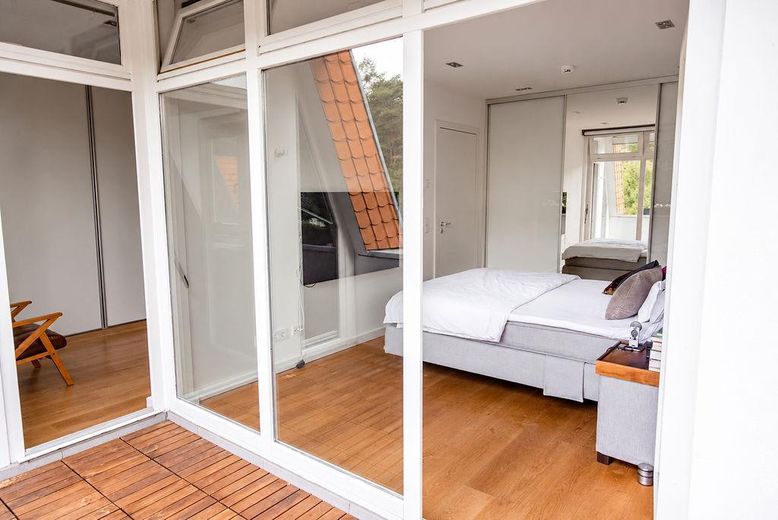Wannsee'de geniş çatı terası, şömine ve Bulthaup mutfaklı, bol ışık alan çatı katı dairesi – Schlafzimmer-Blick vom Balkon