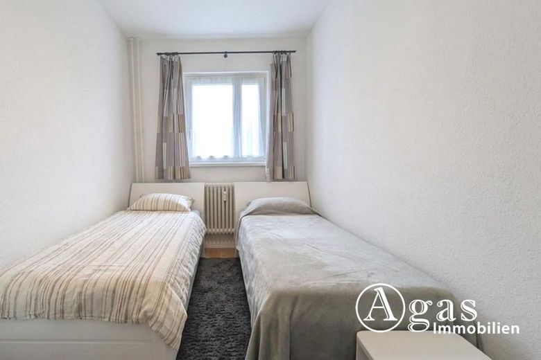Helle vermietete 2-Zimmer-Wohnung mit Aufzug und Balkon in Berlin Charlottenburg zum Verkauf – Schlafzimmer