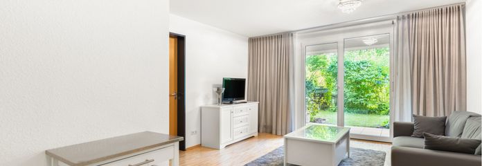 Ruhige möblierte 2-Zimmer-Gartenwohnung mit Terrasse in Frankfurt Nordend-West – Wohnzimmer