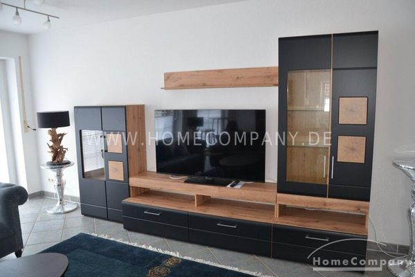 Grande casa, arredata, 6 camere, terrazza /giardino, balcone, adatta per fino a 6 fino a 8 persone.