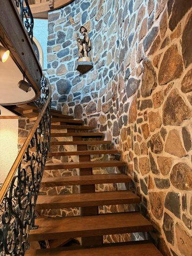 Treppe ins OG mit Basaltmauer