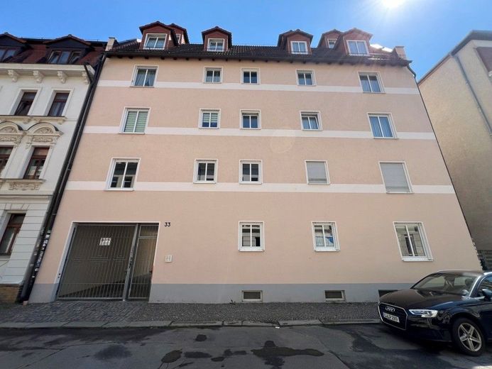 2-RAUM WOHNUNG MIT BALKON – Straßenansicht