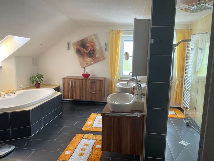 Traumhaftes Energiespar-EFH A+, exklusives Wohnen, Garten, Pool – OG Bad