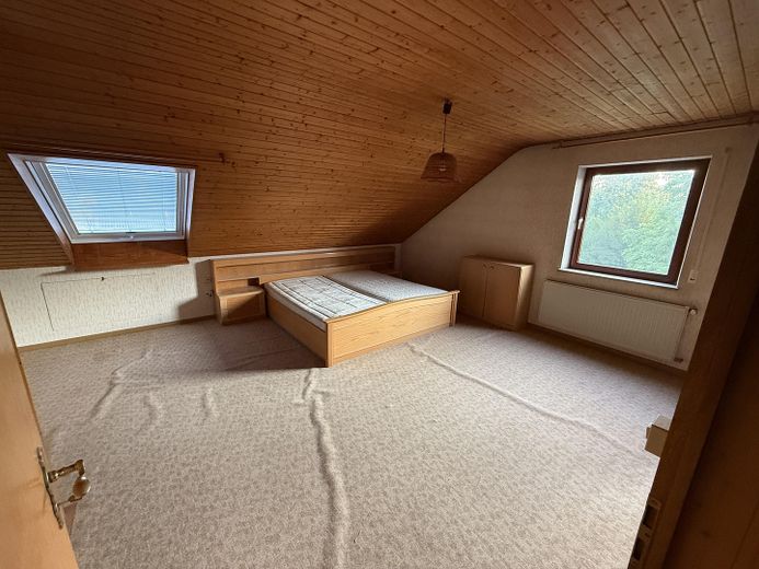 Platz für die ganze Familie: 5-Zimmer-Reiheneckhaus in zentraler Lage von Schwabach – Ausgebauter Dachboden