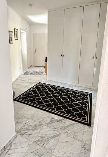 Beautiful Unfurnished Designer Apartment – Flur