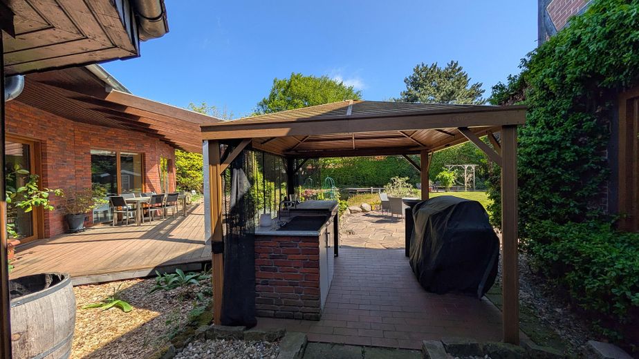 Jeden Tag wie im Urlaub: Wundervolles Landhaus mit Hallenbad, Naturbadeteich und Mieteinnahmen – Outdoorküche Haupthaus