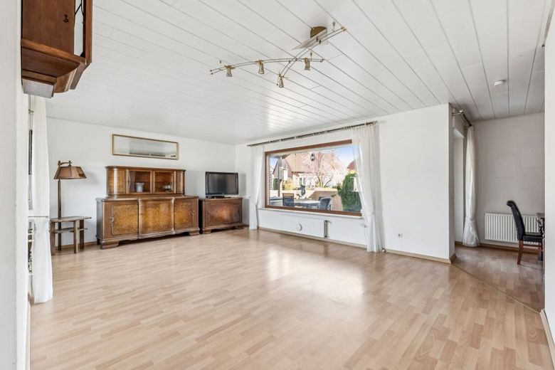 Großes Einfamilienhaus mit Einliegerwohnung, Garage, Carport, Keller und Kamin – EG Wohnzimmer