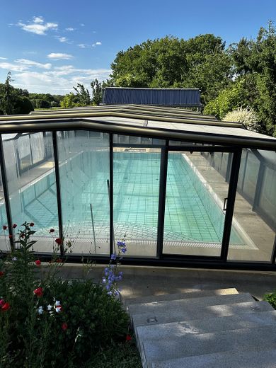 Gepflegtes Einfamilienhaus mit Weitblick und Pool in Kollau – Poolanlage Innenansicht
