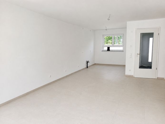 Erstbezug: A+ Neubau-Reihenhaus mit 6 Zimmern, Premiumküche, PV-Speicher & Garten – Wohn-/Essbereich
