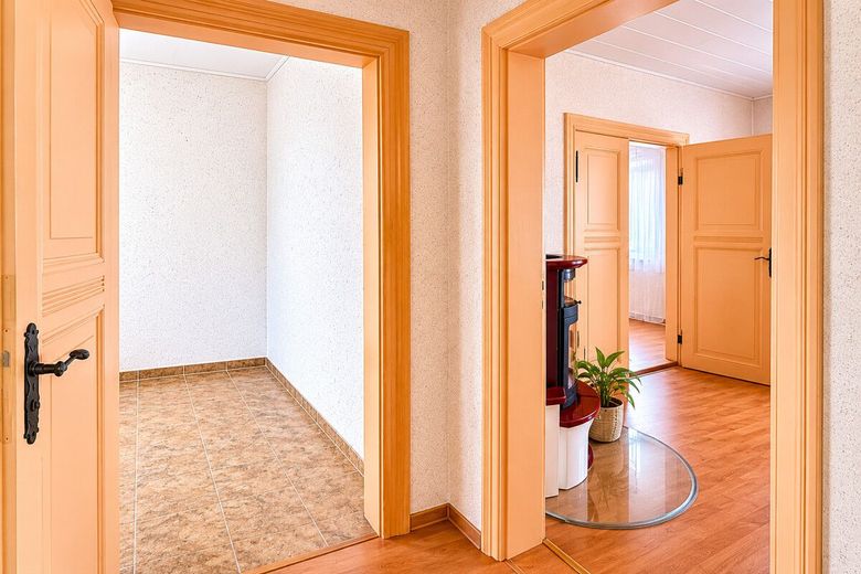 Reserviert | PROVISIONSFREI | Attraktives Zweifamilienhaus mit zusätzlicher Wohneinheit – Eingangsbereich 1 OG