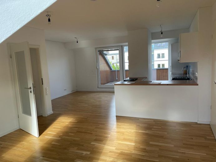 5-Zimmer-Wohnung mit schöner Dachterrasse Nähe Prenzlauer Berg – Wohn-/Essbereich (Photo 1)