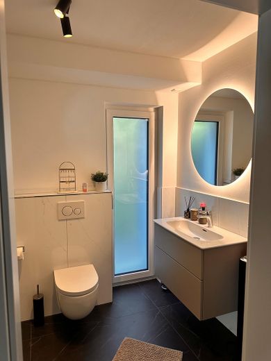 Exklusive Designvilla mit Panoramablick+Einliegerwohnung – Luxus, der Maßstäbe setzt – UG Bad