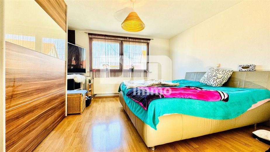 Schönes Wohnhaus mit Doppelgarage, Terrasse und Nebengelass in Traumlage – OG / DG Schlafzimmer