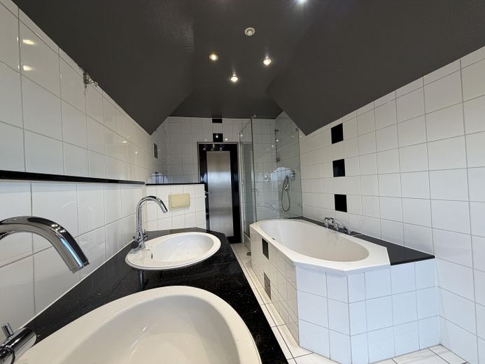 +++RESERVIERT+++ Maisonette-Wohnung mit großem Sonnenbalkon inkl. Tiefgarage in Oberhausen-Alsfeld – Bad Ansicht 1