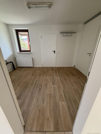 Komplett renoviertes Zweifamilienhaus 160 qm, in ruhiger Alleinlage mit großem Grundstück – Diele