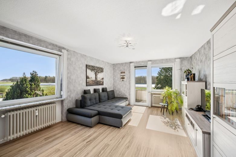 Helle und komplett modernisierte Eigentumswohnung in ruhiger Lage mit Feldblick – Wohnzimmer