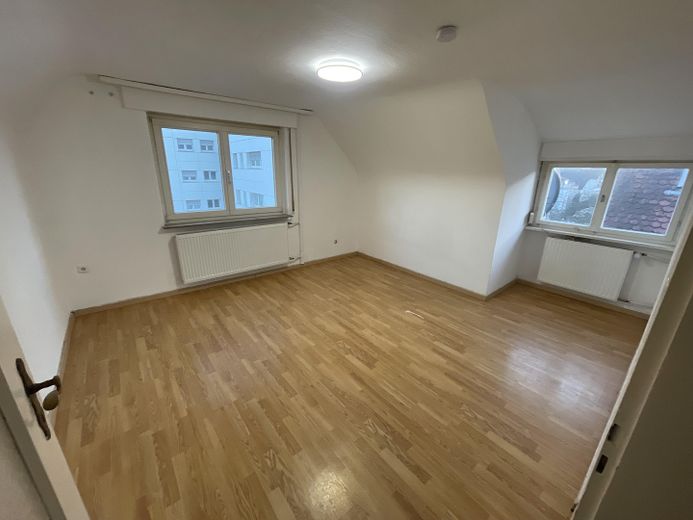 Sonnige 3 Zimmer DG-Whg.m.Stellplatz und Einbauküche in Stammheim ruhige Straße – Wohnzimmer