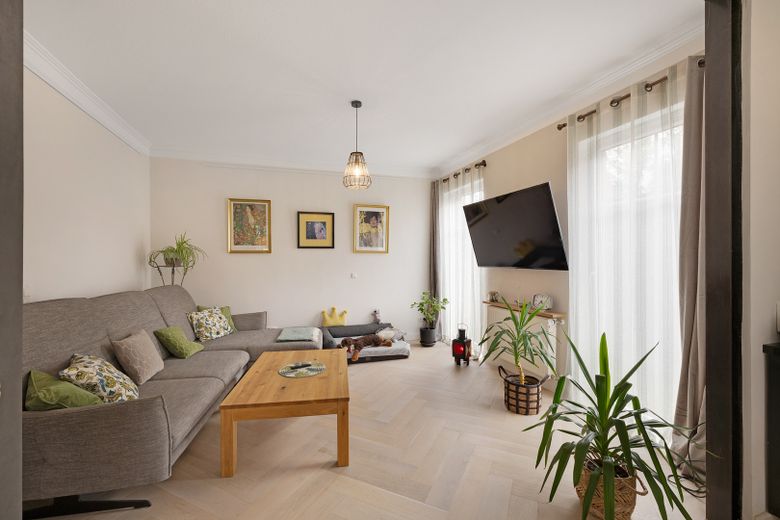 Umfassend sanierter und modernisierter Resthof mit Scheune und Photovoltaik in Ostfriesland – Wohnzimmer