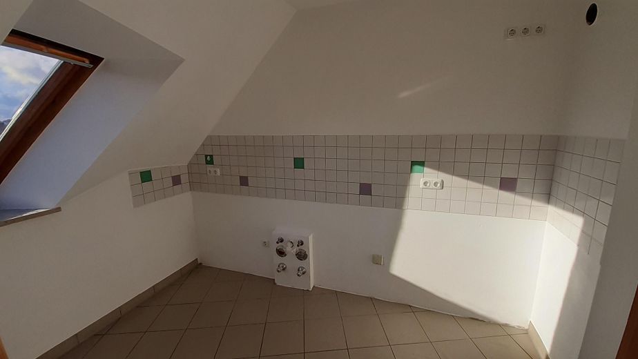 Balkonlu ve genişletme potansiyeline sahip bakımlı 3 odalı çatı katı dairesi – Aichach’ta 67 m² – Küche