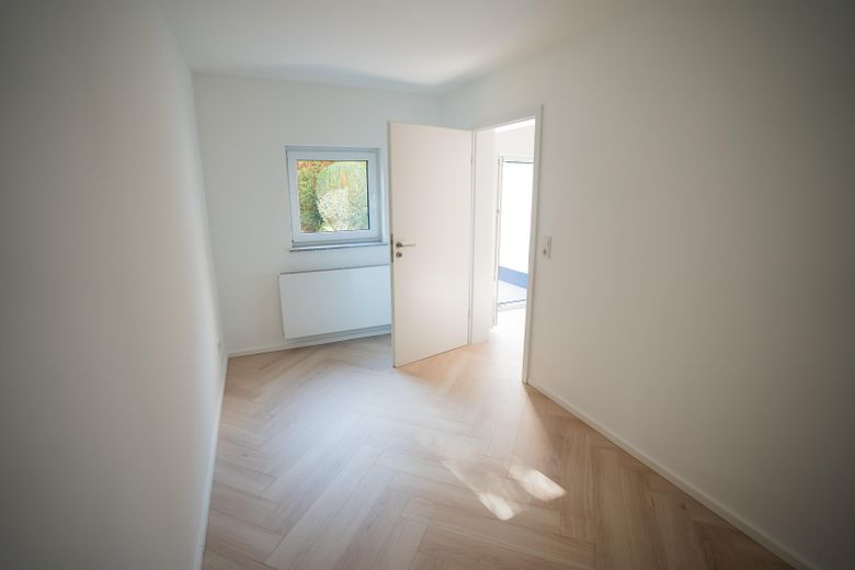 Freistehendes Designhaus am Wald | hochwertig modernisiert , einzugsbereit | 7 Stellplätze – EG_Zimmer_1_ca10m2