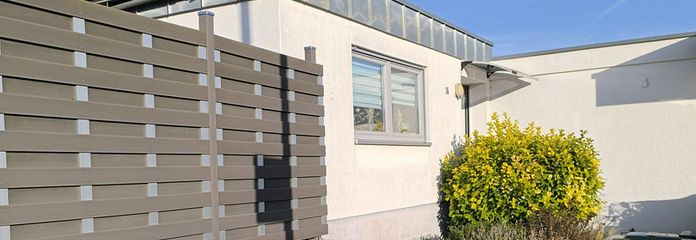 Hauseingang mit Stellplatz