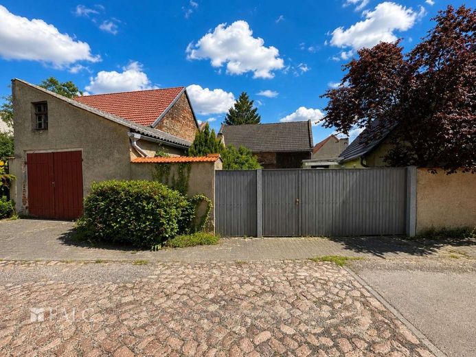 Historisches Hofensemble mit Wohnhaus, Scheune, Garten und Entwicklungspotenzial – Geschlossener Hofzugang + Garage mit Zufahrt