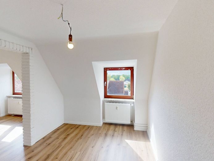 Ankommen, durchatmen, entspannen - Wir schenken Ihnen den ersten Monat: Helle 3-Zimmer-Wohnung mit modernem Bad – Ansicht II: Wohnzimmer