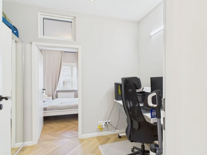 bezugsfreie 3 1/2-Zimmer-Wohnung mit Balkon in Charlottenburg, hochwertig möbliert – Arbeitszimmer