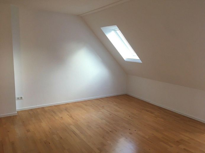 Senza provvigione: appartamento maisonette di 3,5 locali a Lüneburg (105m² di superficie abitabile), pompa di calore, balcone esposto a sud, posto auto – Wohnzimmer