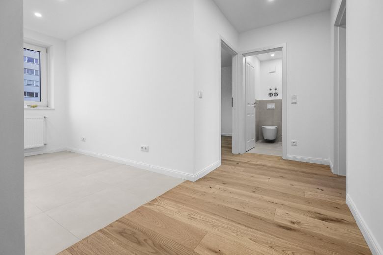 Erstbezug Saniert – 2 Zimmer – Balkon – Wettbergen – Flur