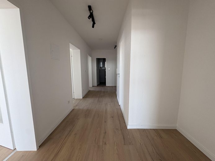 Bamberg'de balkonlu ve ankastre mutfaklı yenilenmiş 3 odalı daire (WE45) – Flur