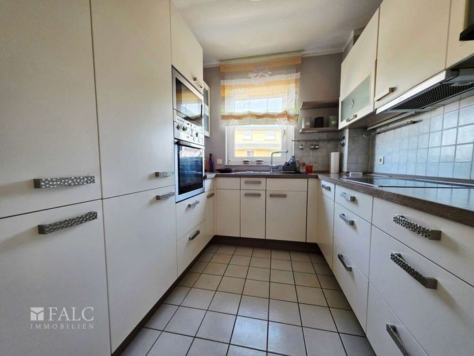 Helle Wohnung mit fußläufig guter Anbindung, West-Balkon und Tiefgaragenstellplatz – Küche