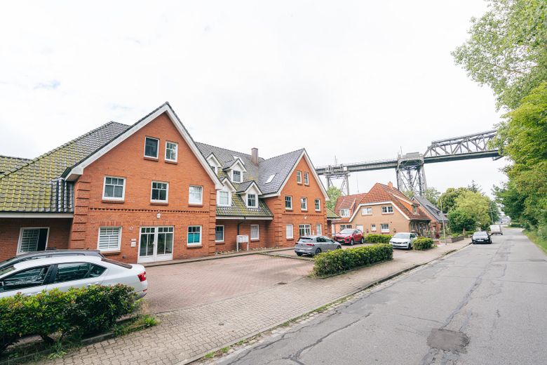 Light-flooded 3-room apartment with south-facing balcony – with energy-efficient new windows / 3 min to the canal – Vorderansicht 