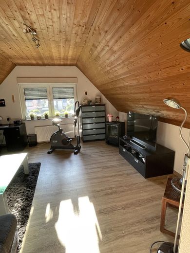Dużo miejsca dla rodziny – w pełni podpiwniczony dom szeregowy o powierzchni mieszkalnej 146 m² – Wohnzimmer Dachgeschoss