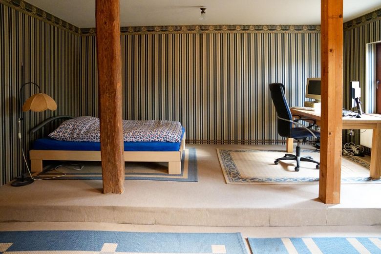 Landhaus unter Reet am See, Gästewohnung, Stallungen, Weiden und Wald. – Schlafzimmer