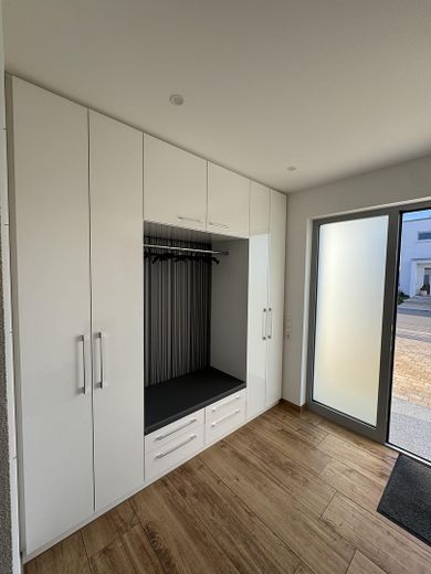 Aussicht ins Grüne! Lichtdurchflutetes Massivhaus in Bihlafingen, provisionsfrei – Flur Erdgeschoss