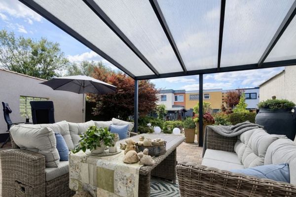 Casa unifamiliar modernizada con Smart Home, 3 garajes, instalación fotovoltaica y jardín extraordinario