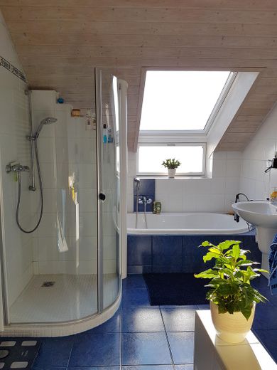 Spacious Modern Semi-Detached House with Potential – OG Bad