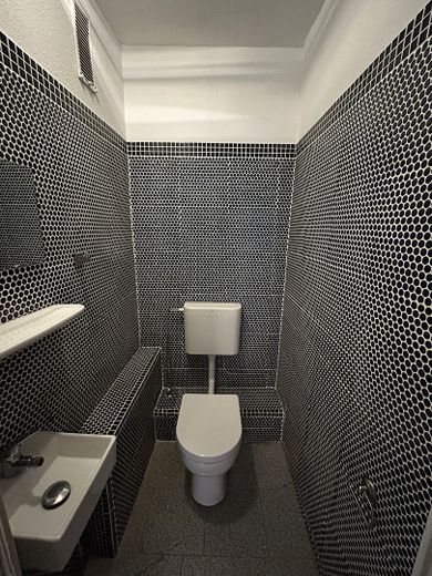 Helle 3,5-Zimmer-Wohnung mit Küche, Balkon & Stellplatz – WC