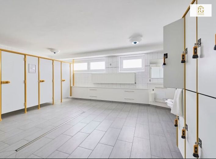 Moderne Eigentumswohnung/Ferien-Wohnung in TOP Lage im Nordseebad Cuxhaven-Duhnen mit Schwimmbad/Sauna/Parkplatz/möbiliert – Schwimmbad Umkleiden  im Hauptgebäude