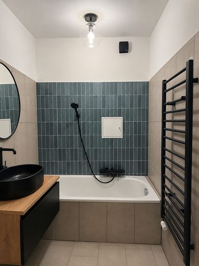 Erstbezug nach Sanierung: Großzügige 2-Zimmer-Altbauwohnung mit Balkon, Aufzug & Einbauküche am Dom – Bad 2