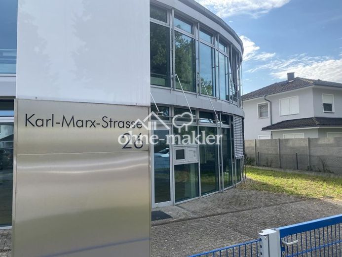 Immeuble de bureaux attrayant avec potentiel de rendement dans un emplacement recherché à Schönefeld Großziethen – Photo 1