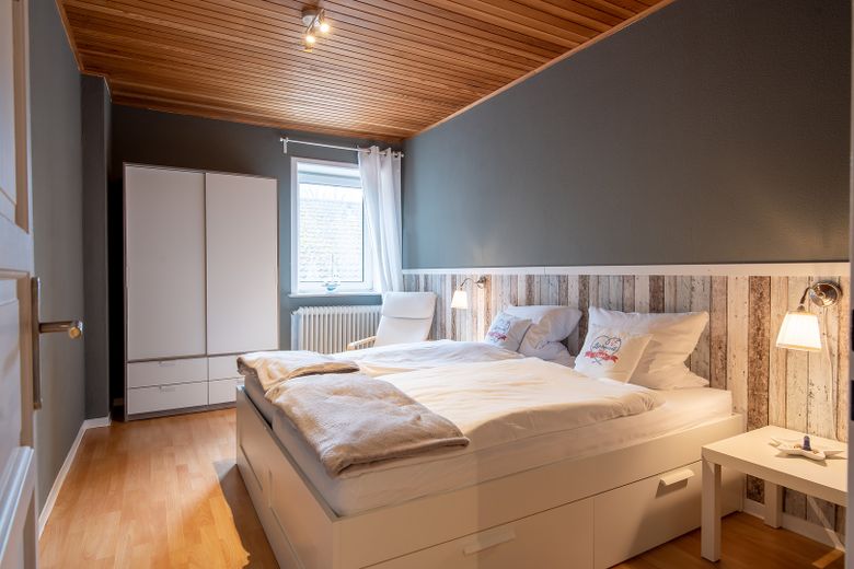 Traumhafter Resthof in absoluter Alleinlage direkt hinterm Eiderdeich mit eigenem Leuchtturm! – FeWo Steuerrad Schlafzimmer 1