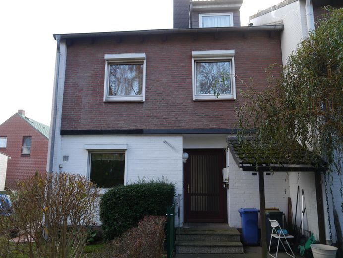 Eingangsseite mit Unterstand