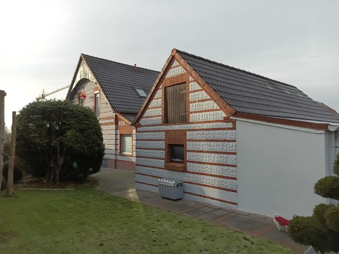 Haupt- und Nebengebäude