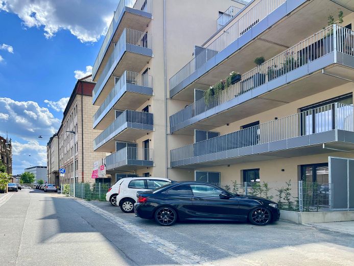 *TOP* - Tiefgarage-Elektro-Stellplatz in top Lage zu vermieten mit 195 cm Höhe - UG35 – Foto 3
