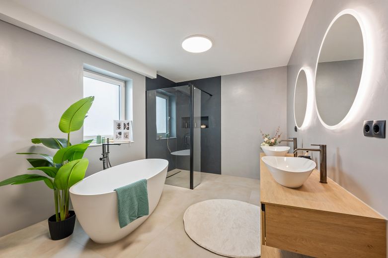 Großes Bad m. Fussbodenheizung