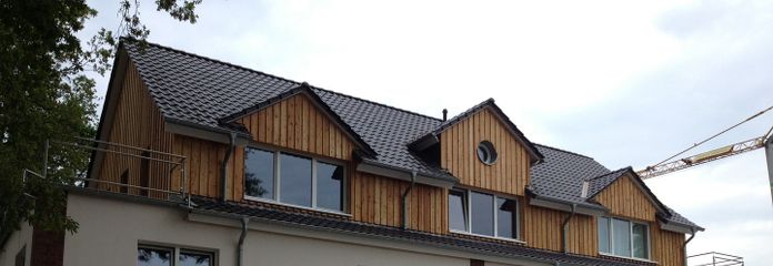 Straßenseite mit Parkplatz