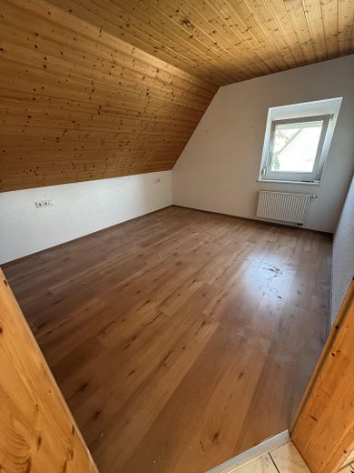 Gelflegte Doppelhaushälfte mit großem 580 m² Grundstück und Carport provisionsfrei bezugsfrei – 1. Elternzimmer 1 OG