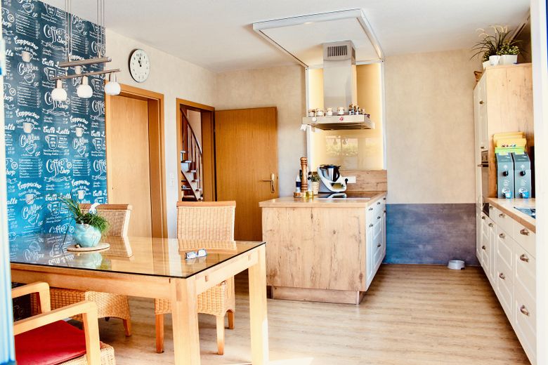 🏡 Einziehen statt sanieren – Ihr neues Zuhause wartet bereits auf Sie! – Küche mit Kochinsel